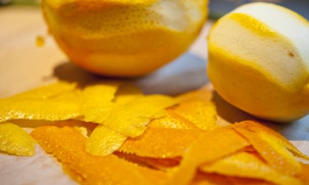 Апельсин и лимон промойте под проточной водой. Ножом очистите фрукты от кожуры. Нам понадобится и цедра, и сок.