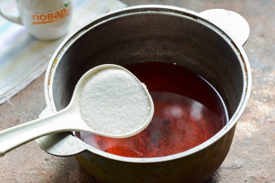 Последний раз слейте воду в кастрюлю, добавьте сахар и проварите минуту.  По желанию, сахара можете добавить немного больше. 