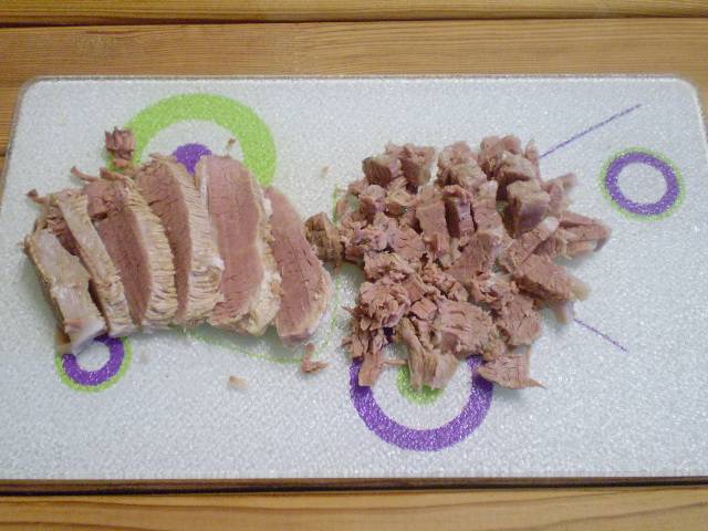 3. Мясо режем поперек волокон, потом на кубики.
