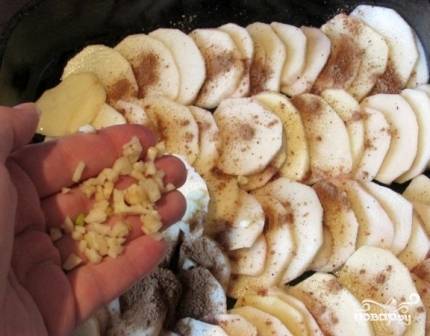 Зубчики чеснока нарезаем на мелкие кусочки и посыпаем ими картофель. Выкладываем следующий слой картофельных ломтиков, посыпаем мускатным орехом.