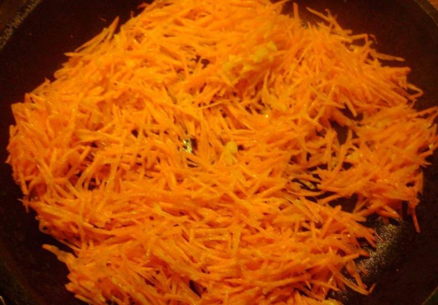 4. Обжарим на растительном масле морковку до золотистого цвета.
