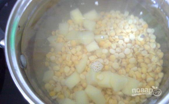 Промойте горох. Варите его вместе с картофелем в 1,5 литрах воды в течение 20 минут.