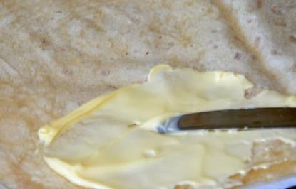 Лаваш намажьте мягким сыром.