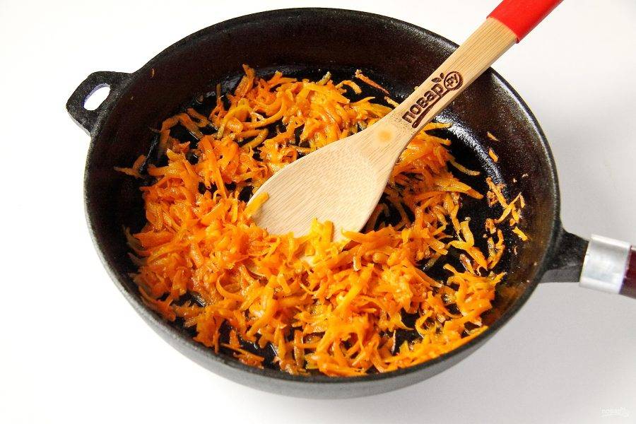 Морковь натрите на крупной терке и обжарьте, периодически помешивая до мягкости.