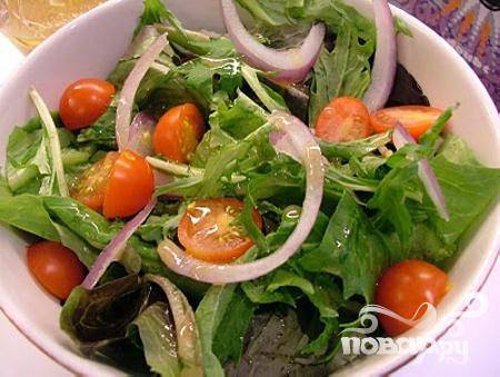 Летний салат с заправкой из пармезана