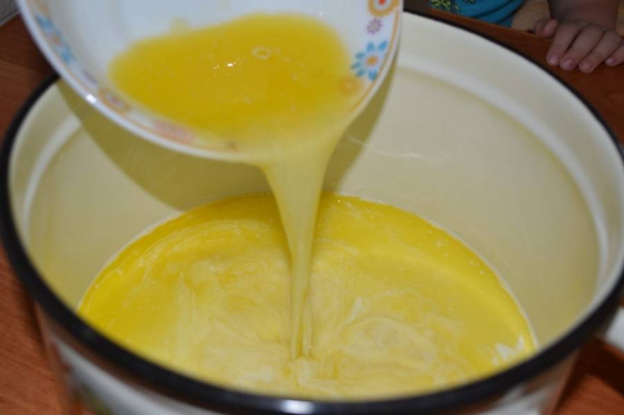 1. Дрожжи (сырые) разводим с сахаром, затем добавим к ним яичные желтки и перемешаем все вместе. Затем добавим теплое молоко, растопленное сливочное масло, соль и ванильный сахар. 