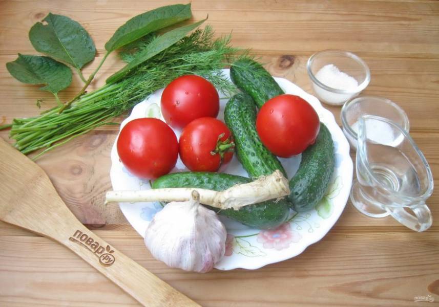 Подготовьте ингредиенты для приготовления огурцов с помидорами на зиму без стерилизации.