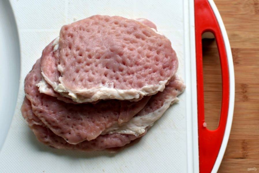 Свинину отбейте потоньше, выкладывая ломтики мяса в пакет, чтобы не пачкать кухню.