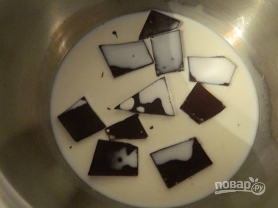 Теперь готовим ганаш: нужно растопить горький шоколад со сливками.