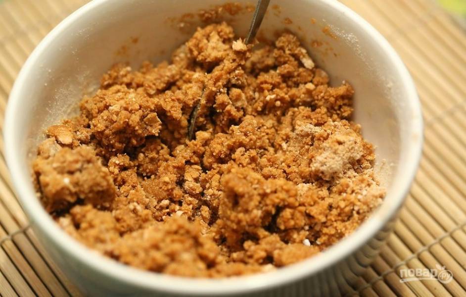 1. С помощью блендера размельчите печенье в крошку, добавьте к ней сливочное масло, сахарную пудру, арахисовое масло и измельченный арахис. Перемешайте.