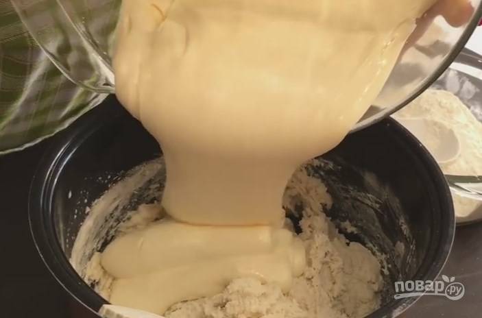 8. В полученное тесто отправьте взбитые яйца и перемешайте. Затем растопите сливочное масло и тоже вмешайте его в тесто.