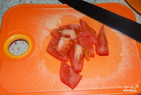 3. Нарежьте пару средних помидорчиков. 