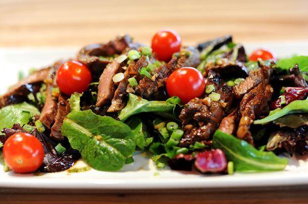 Теплый салат с говядиной — 7 рецептов из простых продуктов