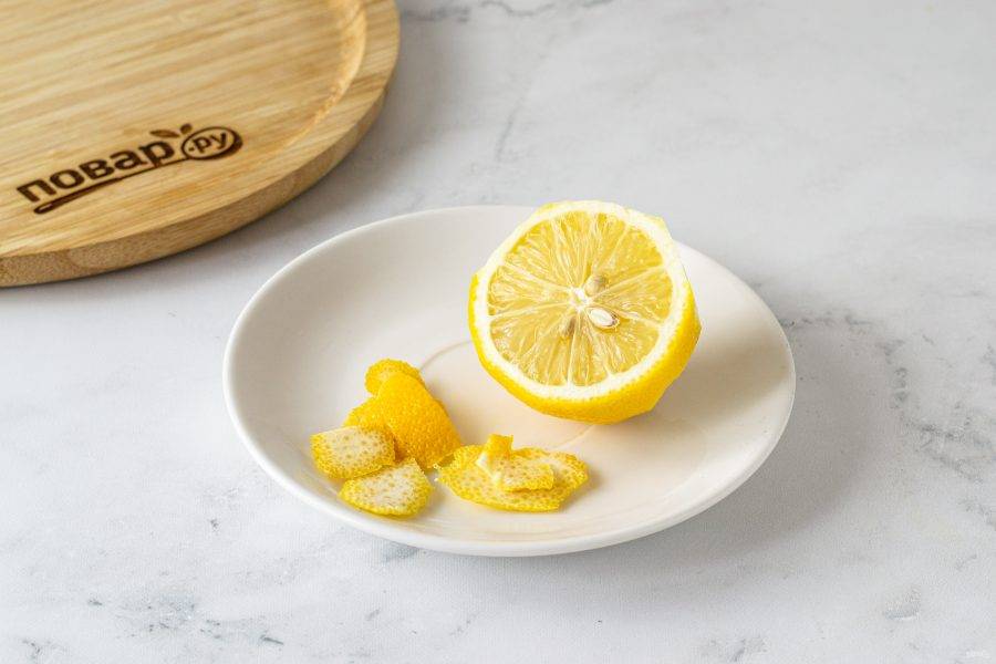 С лимона срежьте цедру или натрите ее с помощью терки.