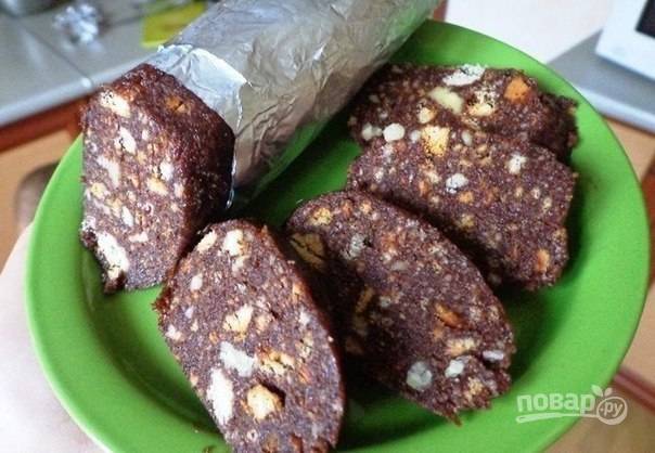 Колбаса шоколадная из печенья со сгущенкой — рецепт с фото
