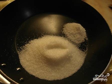 В сковороду насыпаем сахар и соль.