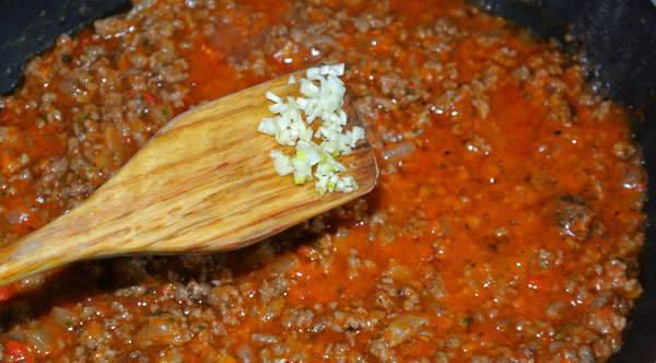 6. Добавляем соус к фаршу и доводим до готовности. В конце смешиваем спагетти с полученной мясной заправкой.
