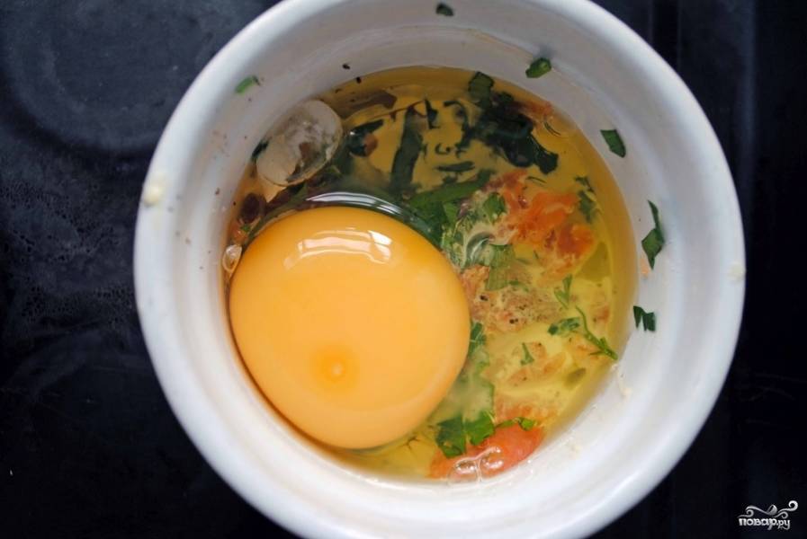 Вбейте туда яйцо. Но не размешивайте, оставьте как для глазуньи. Посыпьте ещё петрушкой и поставьте в разогретую на 180 градусов духовку на 15 минут.