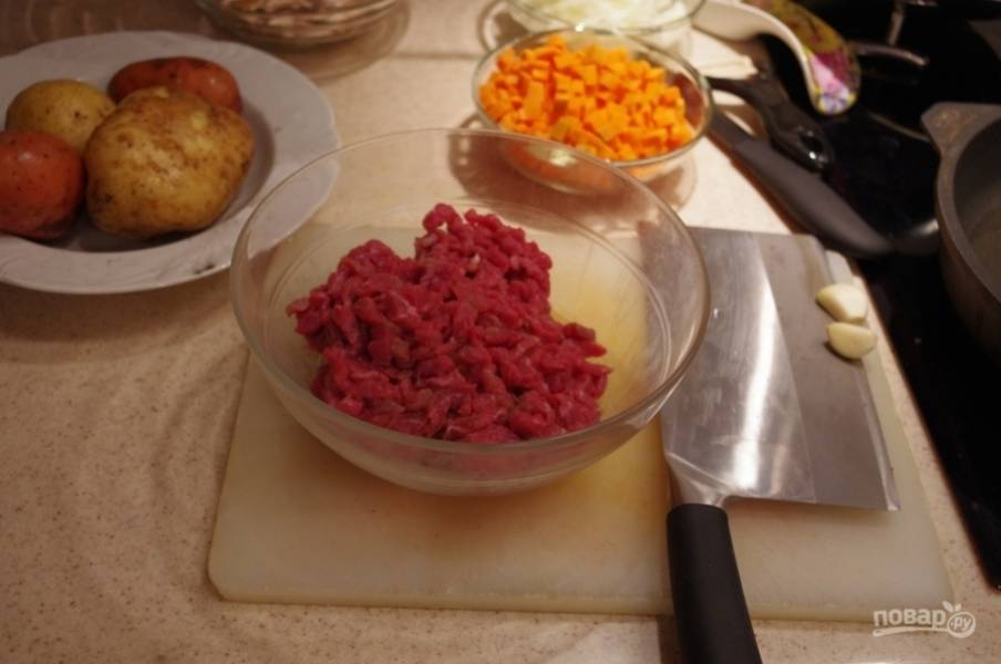 6. Мясо для этого блюда я нарезаю соломкой (говядина при таком способе нарезки готовится быстрее).