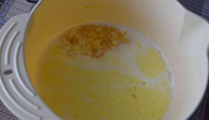 2. Добавляем молоко и ванильный сахар. Иногда в тесто я добавляю цедру лимона: она придает утонченный аромат.