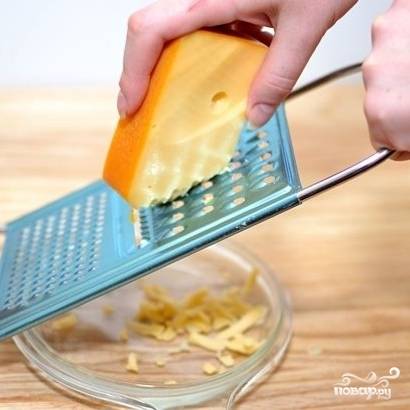 Тем временем на крупной терке натрите сыр. Сыр можно использовать любой, желательно - полутвердых сортов.