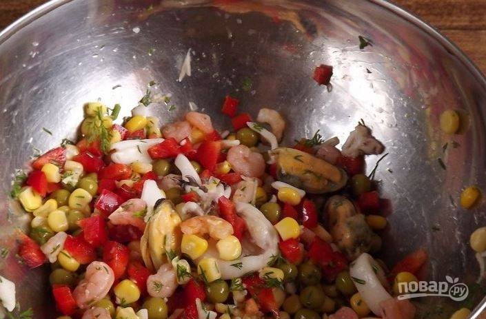 Влейте в салат оливковое масло и посолите по вкусу. Затем тщательно все перемешайте, разложите салат по креманкам, украсьте и подавайте к столу в охлажденном виде. 