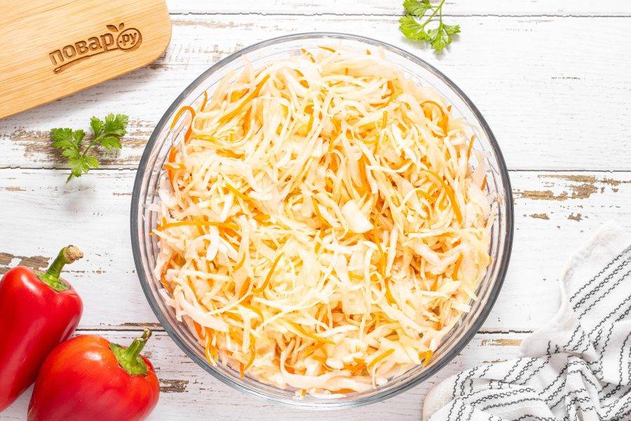 Пожмите капусту руками. Оставьте на 10-15 минут, чтобы она стала мягче и пустила сок.