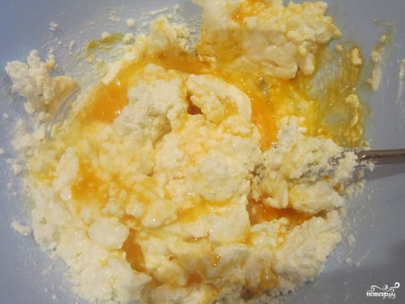 1. Смешиваем творог с яйцами и сахаром. Сразу растираем, а затем можно взбить миксером.