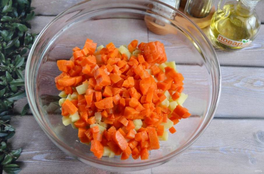 3. Добавьте порезанную кубиками морковь.