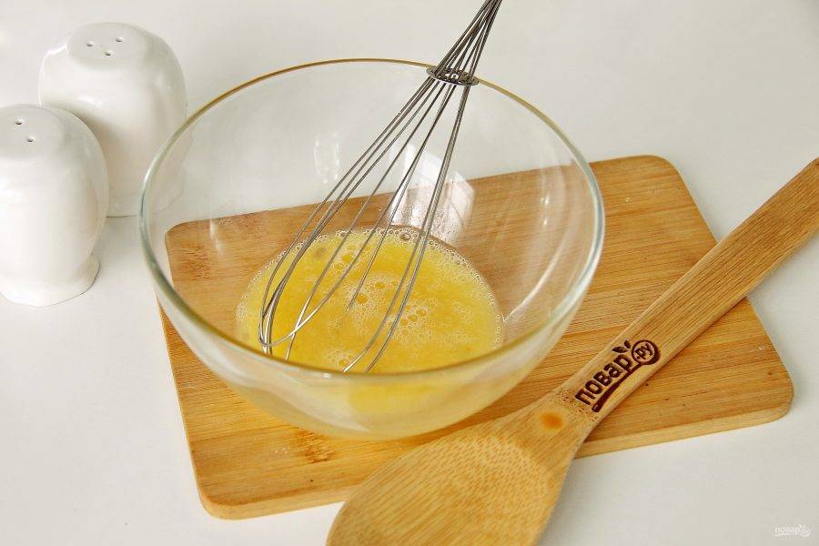 В глубокой миске взбейте яйцо с 0,5 ч.л. соли.
