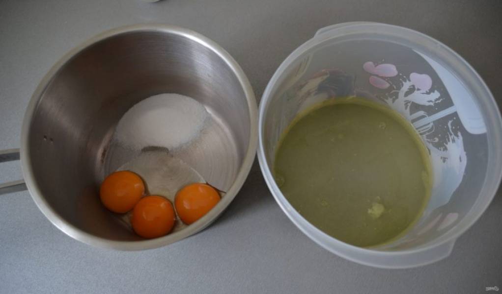 Отделите белки и желтки трех яиц в разную посуду.