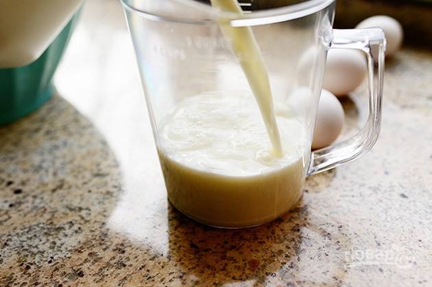 1. В глубокую мисочку или чашку влейте молоко.