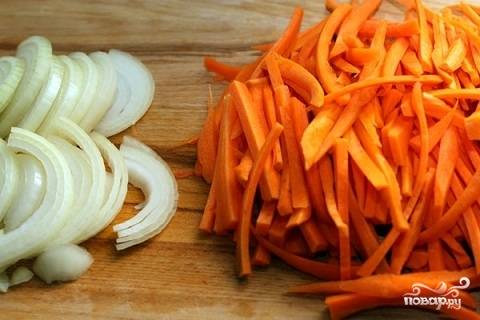 Лук и морковь почистить. Лук нарезать полукольцами, морковь - соломкой. 