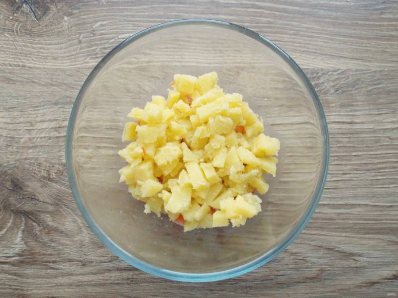 Картофель тоже порежьте кубиком и добавьте в миску с салатом.