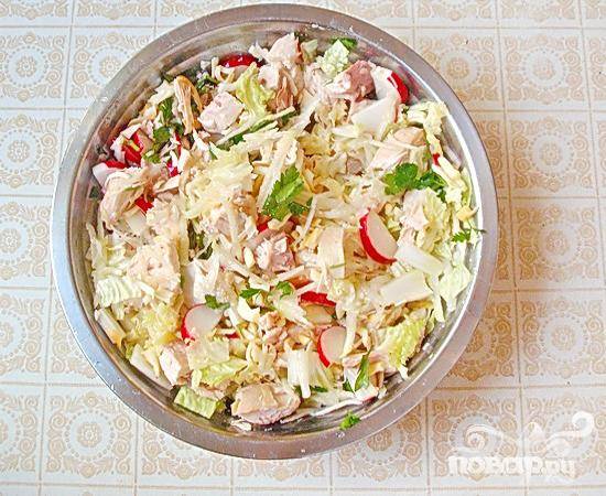 Слоёный салат с курицей и пекинской капустой - Лайфхакер