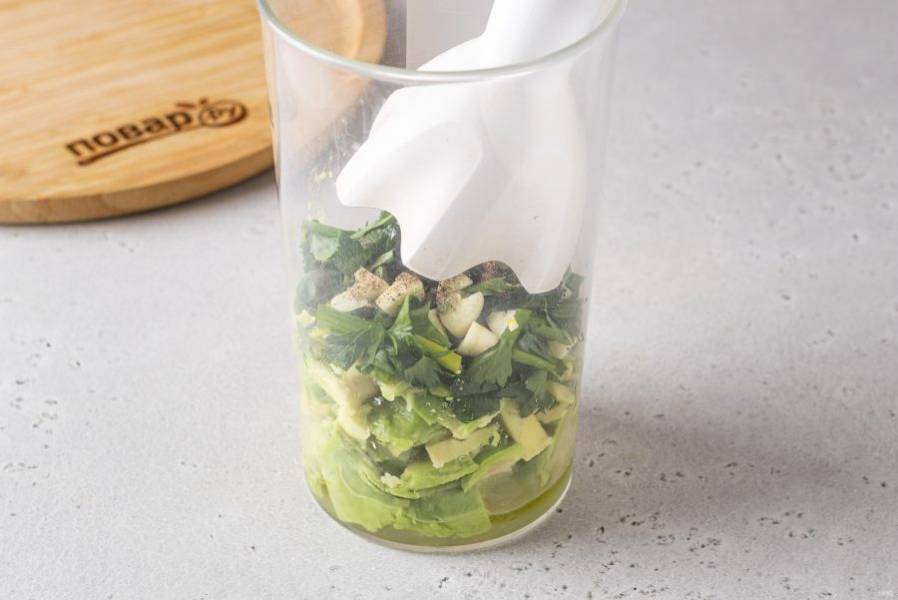Соедините в блендере авокадо, зеленый лук, влейте оливковое масло и лимонный сок. Измельчите до однородной кремовой консистенции.