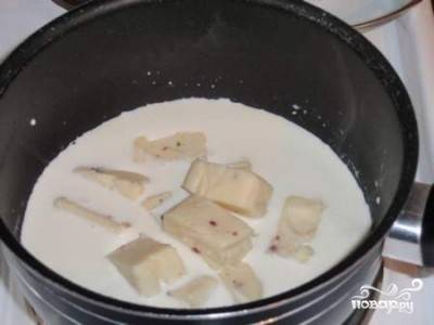 3. В горячие сливки выложите сыр и оставьте на среднем огне. Постоянно помешивайте соус и дайте сыру полностью расплавиться. 