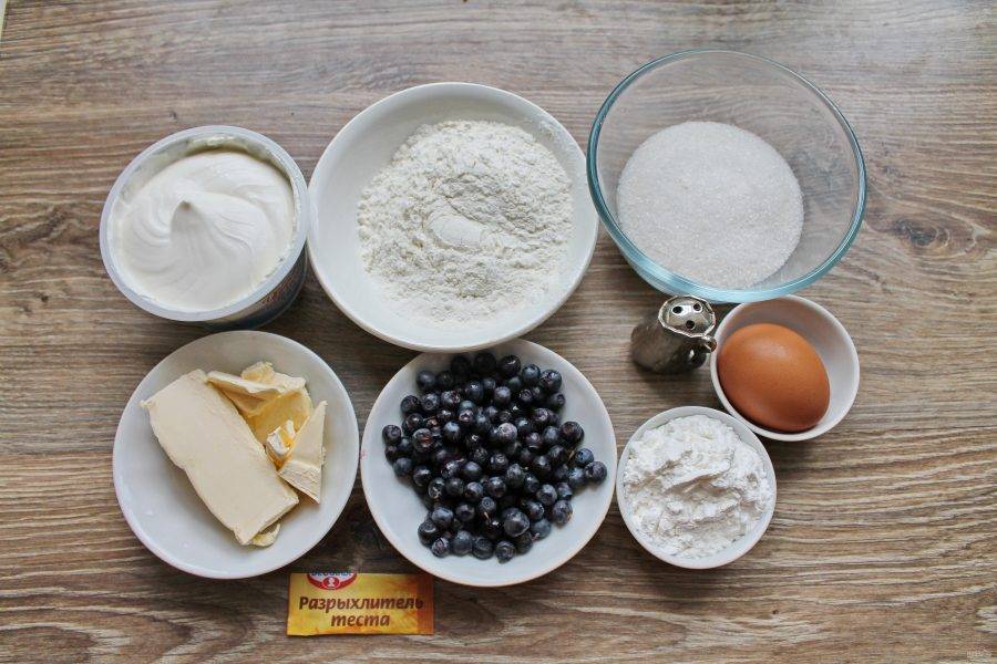 Подготовьте все необходимые ингредиенты для приготовления пирога с черникой. Ягоды переберите, сполосните и хорошо обсушите.