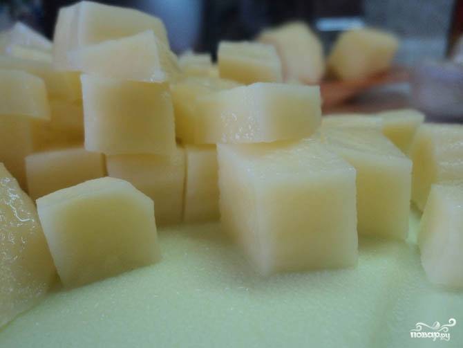 Картофель нарезаем кубиками. 