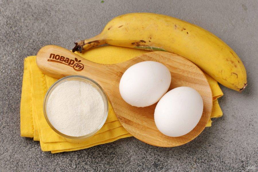 Подготовьте все ингредиенты. Отдайте предпочтение спелым бананам, и тогда готовые оладьи будут более сладкие и с насыщенным вкусом.