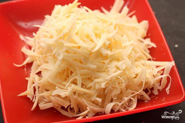 Начинаем традиционно - натираем наш сыр на крупной терке. Чем вкуснее сыр - тем лучше будут палочки.