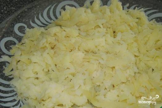 1. Остывший после варки картофель очистите от шкурки. Натрите на терке. Выложите в плоскую салатницу. Это первый слой салата. Смажьте его майонезом.