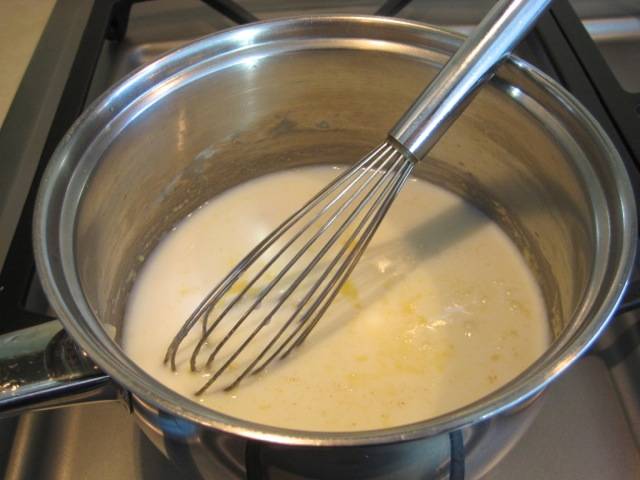 6. Тонкой струйкой влейте молоко, продолжая перемешивать. 