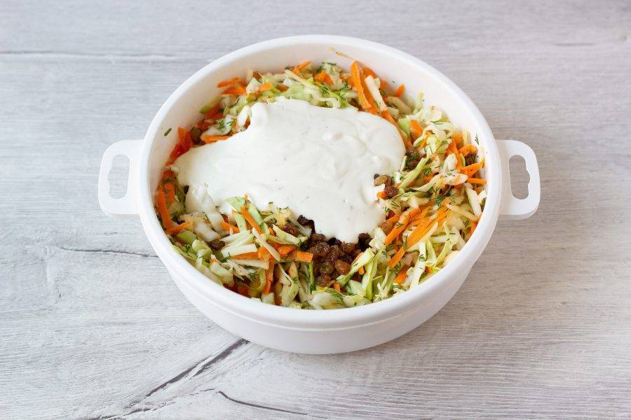 Добавьте в салат и перемешайте. Дайте салату настояться 15-20 минут и подавайте к столу!