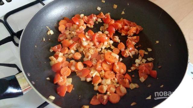 Затем к овощам добавьте помидор кусочками и готовьте всё в течение 3-х минут. Без огня влейте оставшийся бульон. Перемешайте.