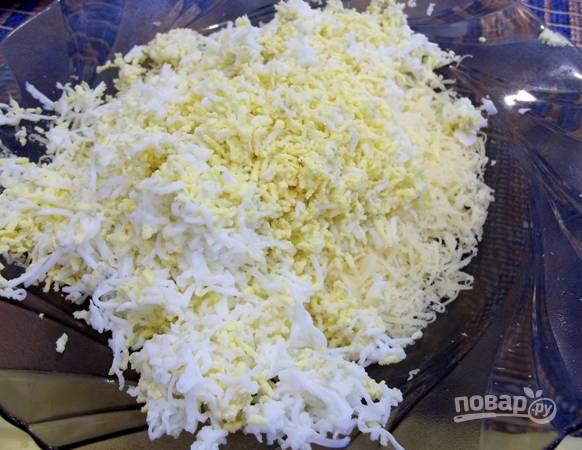 3. Готовые яйца остудите, очистите и натрите в мисочку к сыру. 