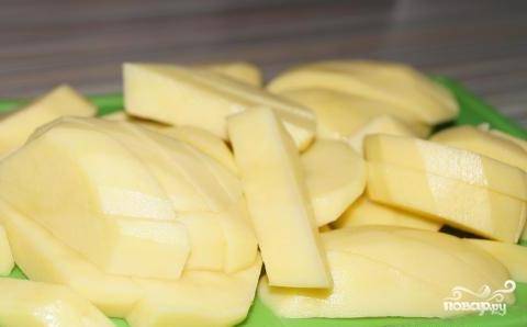Картофель помойте, почистите и нарежьте брусками. Обжарьте его на оливковом масле в течение 15 минут.