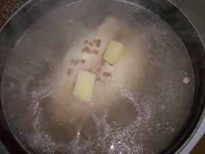 Бульон с картофелем начинает кипеть, сразу же добавляем гречку. Перемешиваем и варим 15 минут.