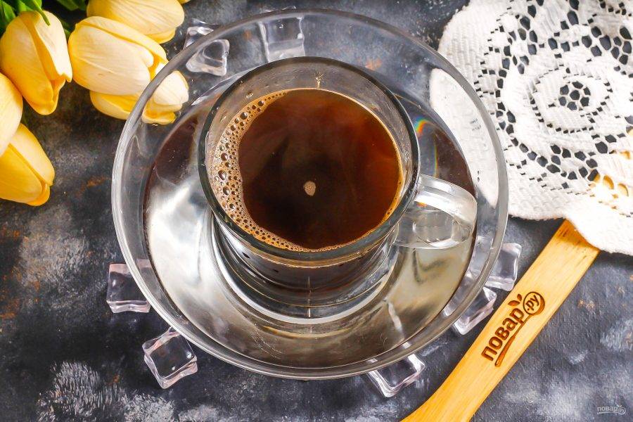 Перелейте заваренный кофе в чашку и остудите в течение 10-15 минут, поместив чашку в емкость с ледяной водой, чтобы он стал ледяным.