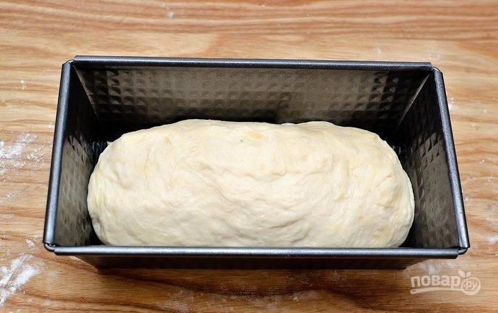 Сформируйте из теста хлеб и уложите в форму для выпечки. Оставьте еще на 15-20 минут.